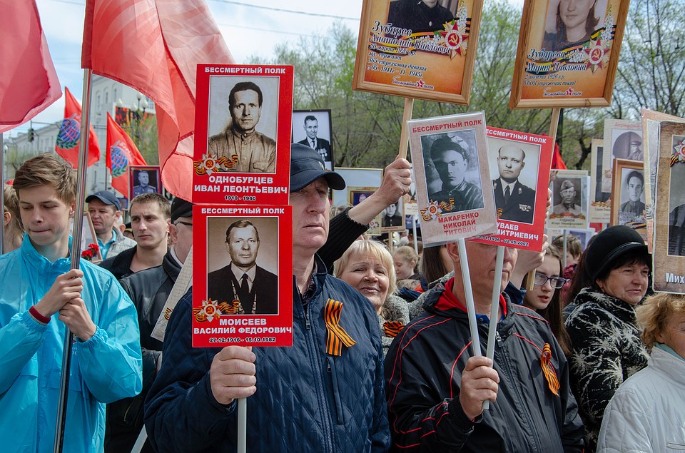 Разумеется, для настроения на главных улицах города исполняли песни военных лет: песен военных лет: «Темная ночь», «День Победы», «Катюша». Фото: Элина ОГАНЕСЯН