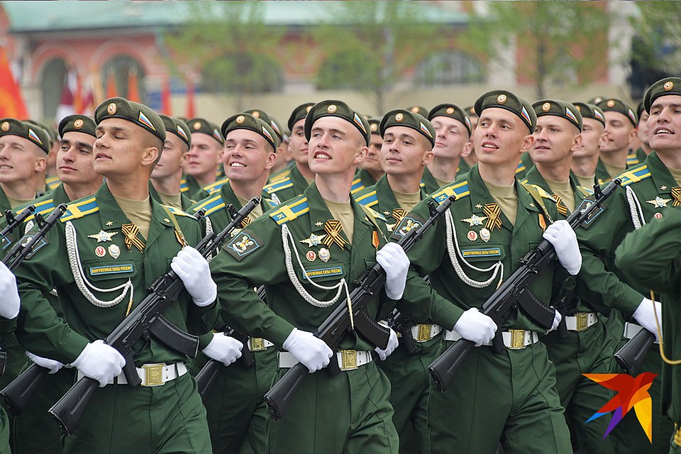 Более 13 тысяч военных и курсантов прошли парадными расчетами по Красной площади Фото: Владимир ВЕЛЕНГУРИН