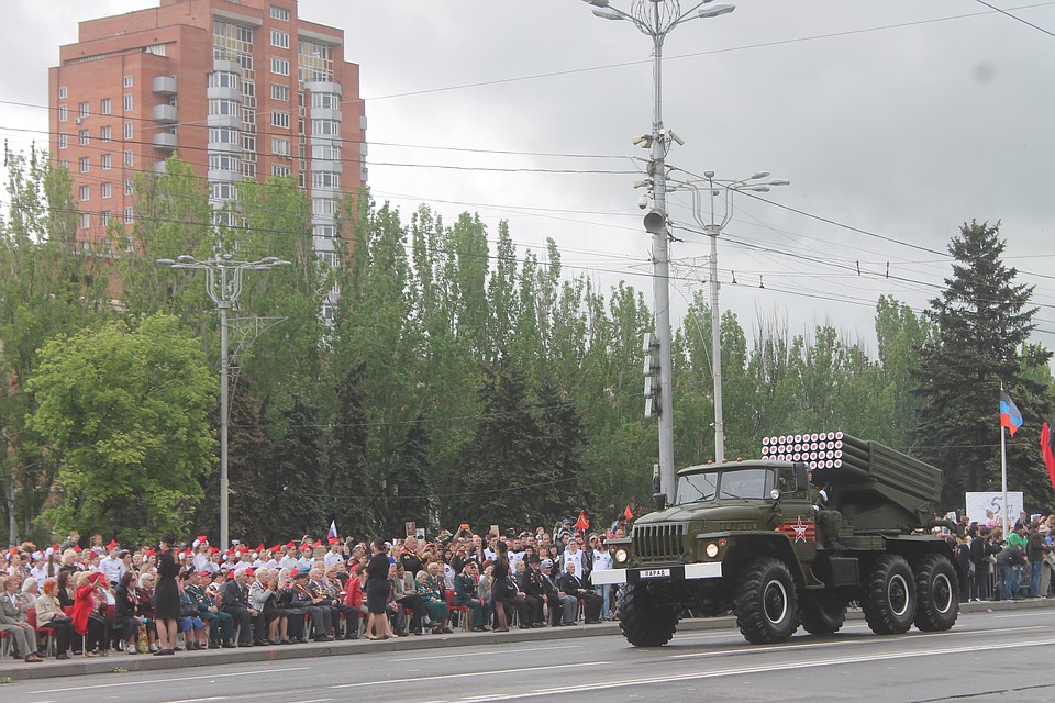 Парад Победы в Донецке 2019 собрал тысячи людей Фото: Никита МАКАРЕНКОВ, Павел ХАНАРИН