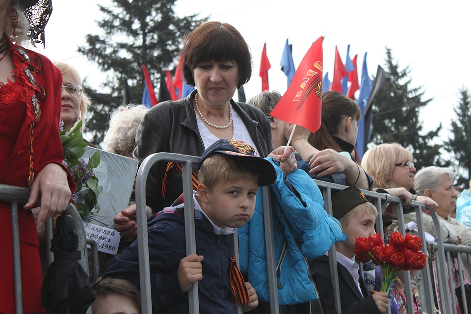 Парад Победы в Донецке 2019 собрал тысячи людей Фото: Никита МАКАРЕНКОВ, Павел ХАНАРИН