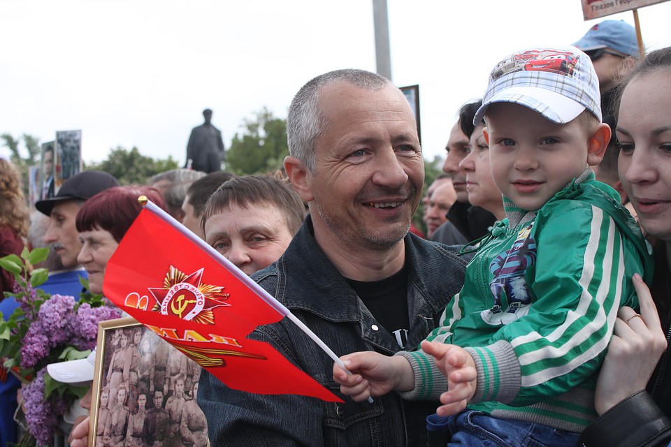 Парад Победы в Донецке 2019 собрал тысячи людей Фото: Никита МАКАРЕНКОВ, Павел ХАНАРИН