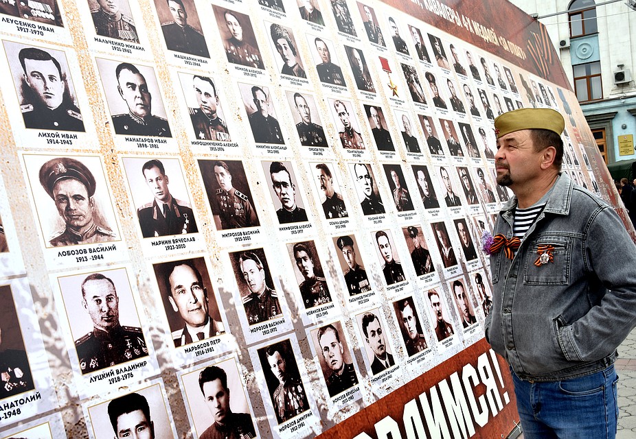 Симферопольцы приносят цветы к стене памяти на пл. Ленина. Фото: Виталий ПАРУБОВ