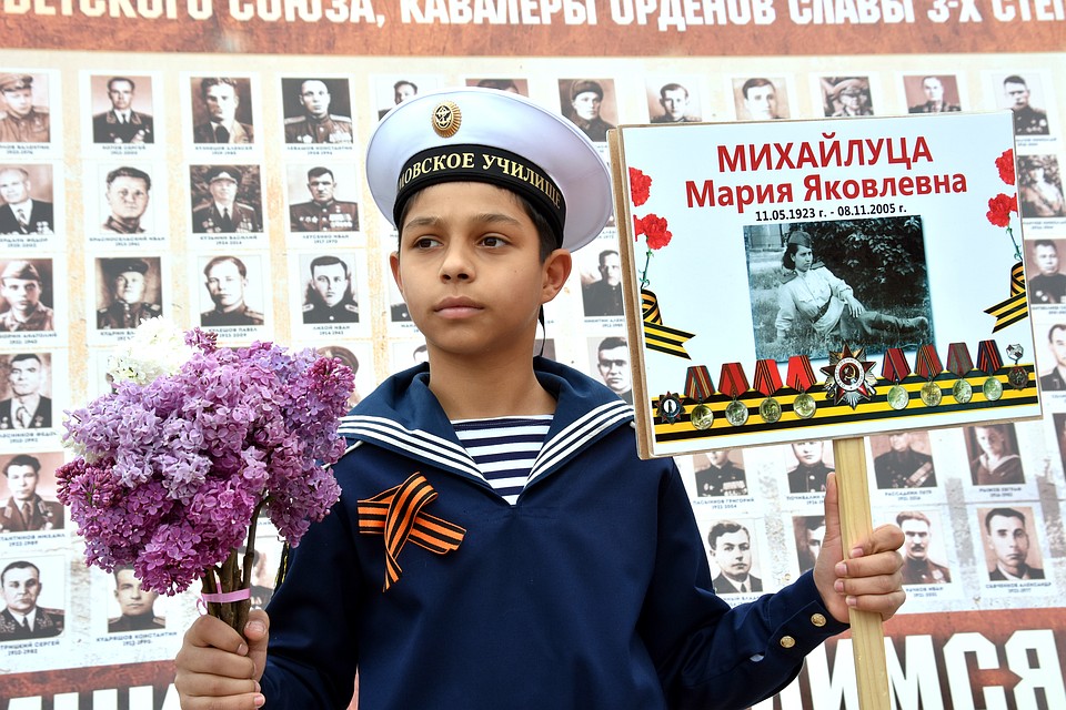 Маленькие крымчане пришли почтить память дедов и прадедов. Фото: Виталий ПАРУБОВ