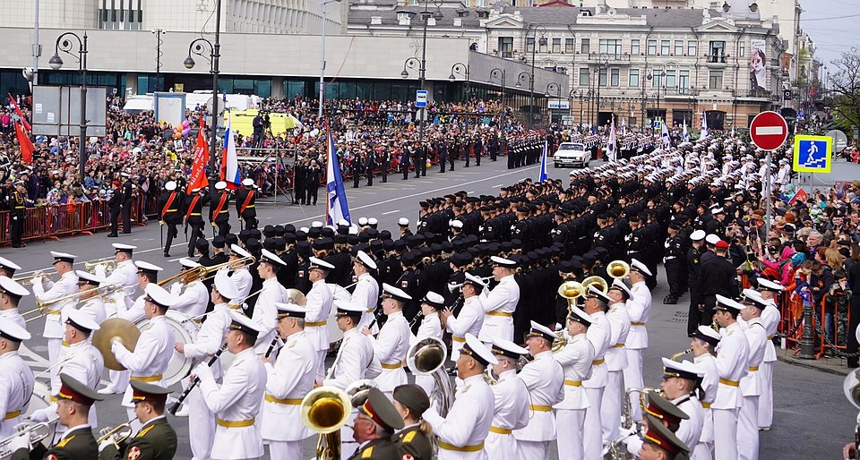 Праздничный парад во Владивостоке Фото: Олег БЕЛОВ