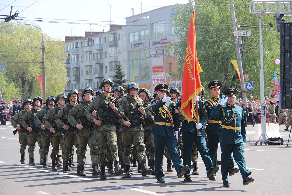 Военные прошли по площади Победы Фото: Ольга МАКАРОВА