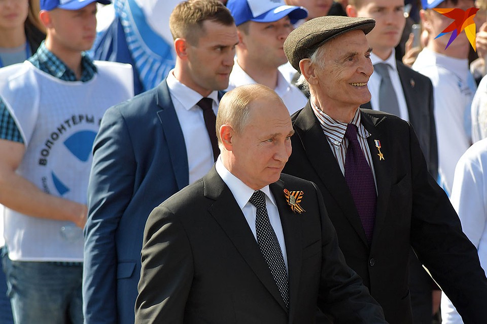 Владимир Путин и актер Василий Лановой шли в рядах Бессмертного полка. Фото: Владимир ВЕЛЕНГУРИН