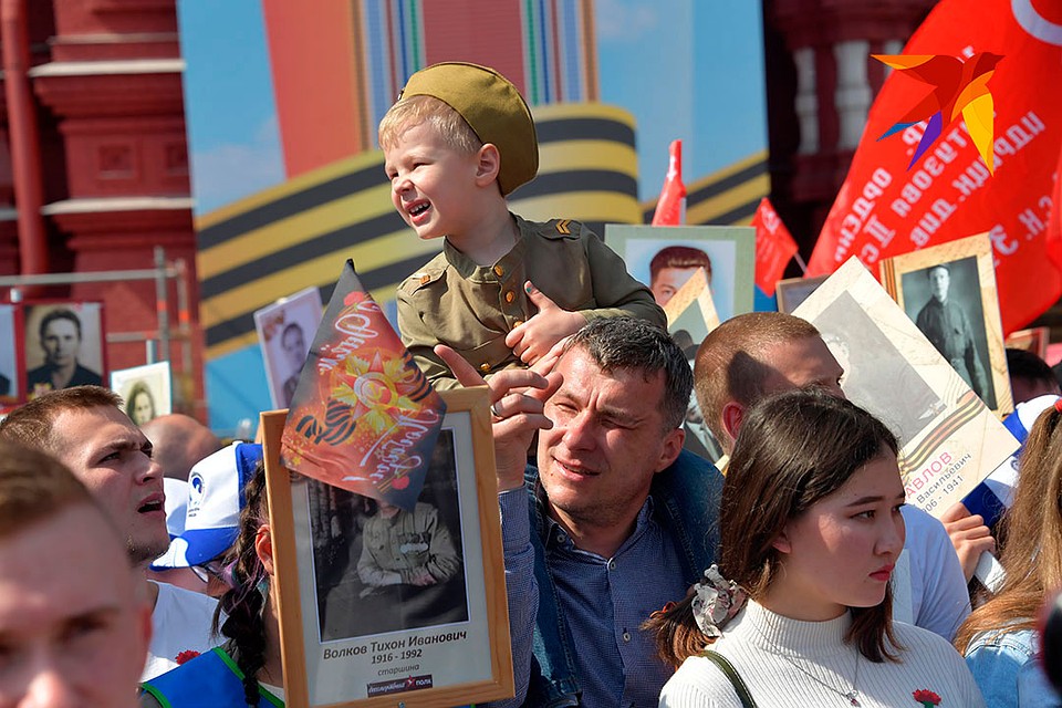 Юные участники акции памяти Фото: Владимир ВЕЛЕНГУРИН