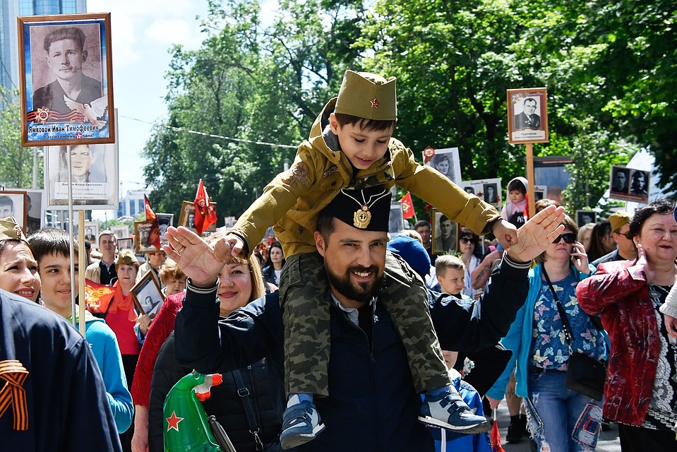 Среди участников акции - самые юные жители города. Фото: Кирилл ВЕРШИНИН