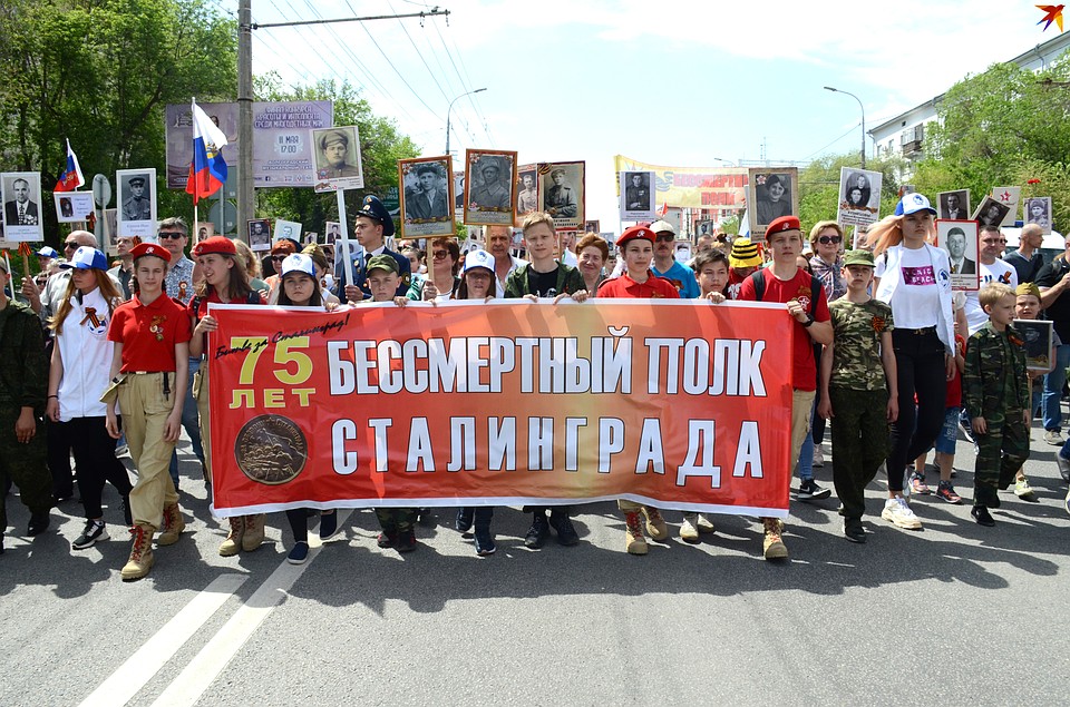 "Бессмертный полк" растянулся на три километра. Фото: Геннадий БИСЕНОВ