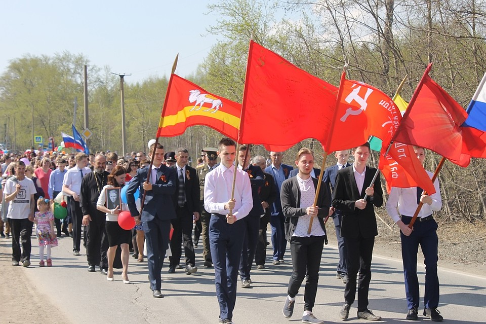 На открытие мемориала собрались сотни горожан.