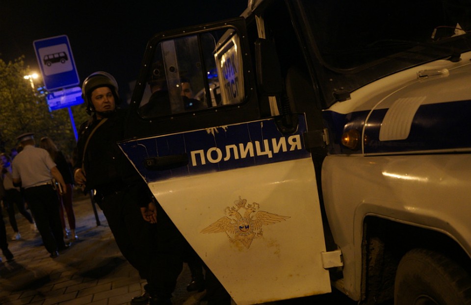 Задержанных отвезут в девятый отдел полиции Фото: Алексей БУЛАТОВ