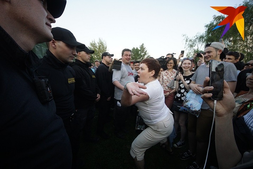 Люди выражали протест как могли перед охраной территории. Порой это выглядело откровенно некрасиво Фото: Алексей БУЛАТОВ
