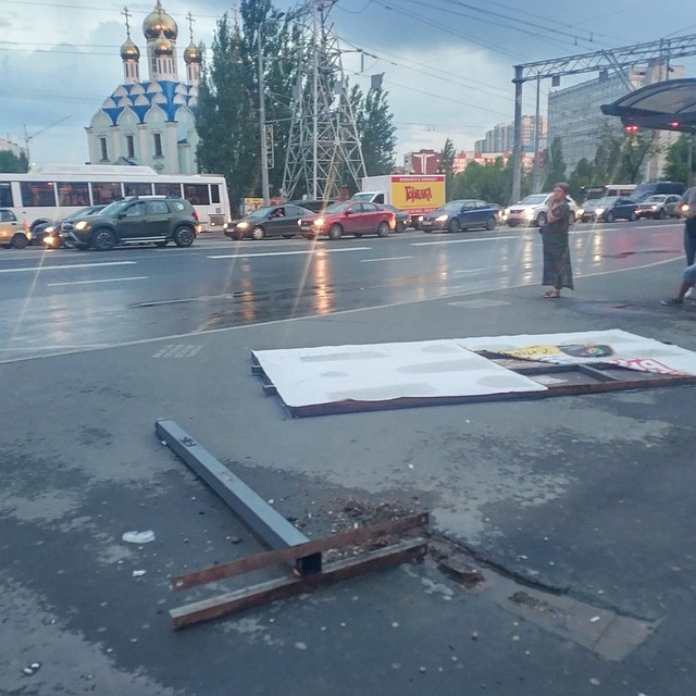В Самаре повалило рекламный щит