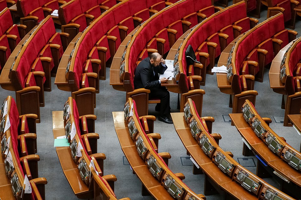 Депутат Верховной рады перед началом заседания. Фото: REUTERS