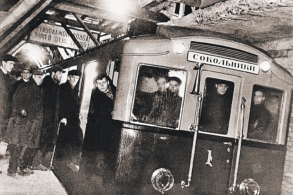 Это первый поезд московского метро. Пробную поездку проводили в 1934 году от станции «Комсомольская» до станции «Сокольники». Фото: ТАСС