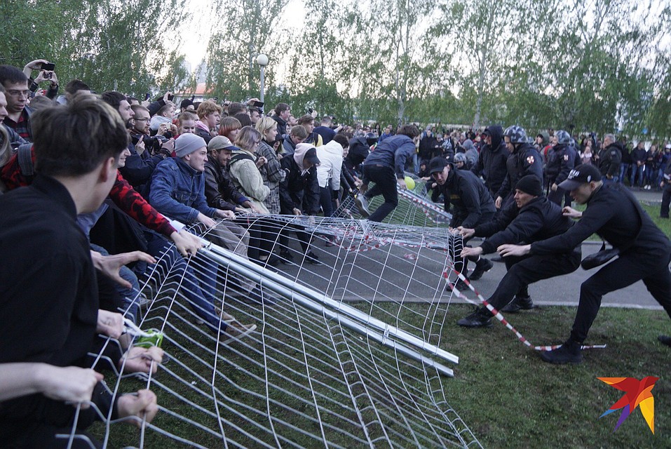 Противостояние защитников места для отдыха и сторонников церкви идет давно, но в последние двое суток возникла угроза прямого столкновения активистов. Фото: Алексей БУЛАТОВ