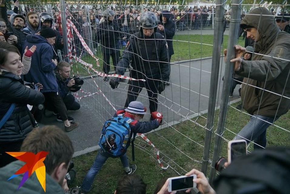 На акцию в защиту сквера пришли также люди с детьми. Фото: Алексей БУЛАТОВ