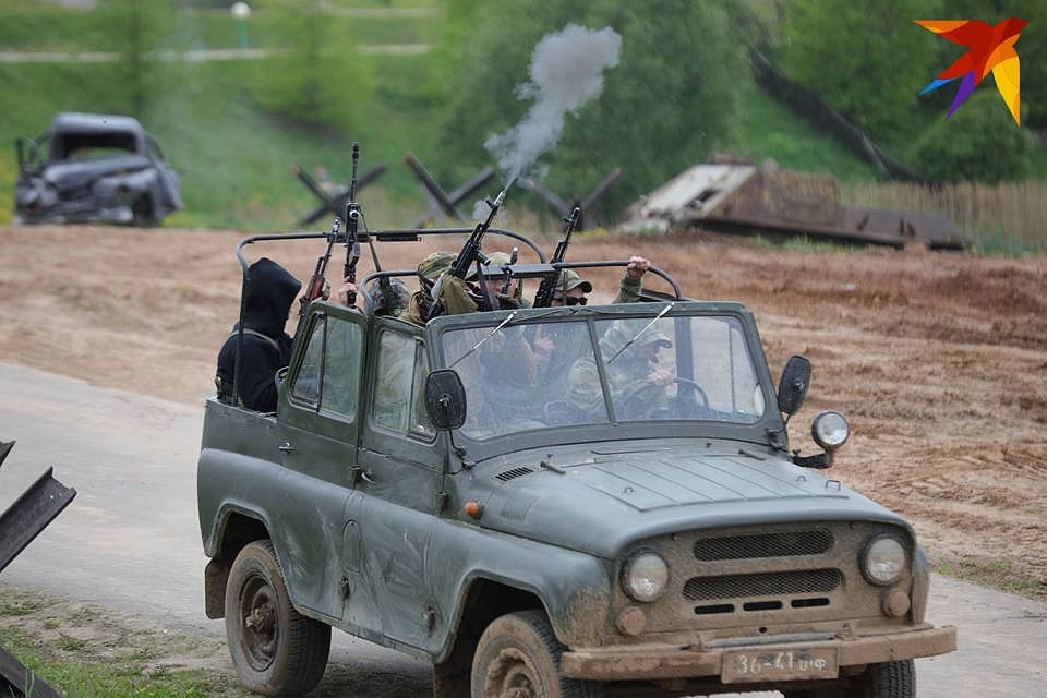 Раз в два года на военную выставку MILEX съезжаются военные специалисты из сотни стран Фото: Святослав ЗОРКИЙ