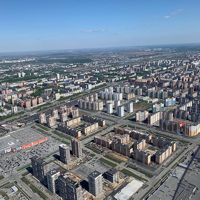 Летчиков больше всего удивили сибирские высотки: этот кадр Джеймс сделал в небе над Омском. Фото: https://www.instagram.com/ketchelljames/.