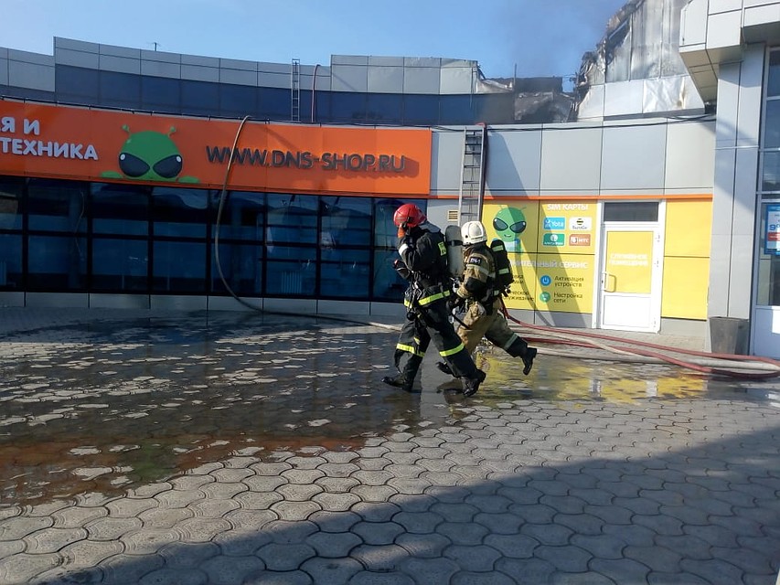 Сейчас на месте работают сотрудники Госпожарнадзора, которые будут устанавливать причину возгорания и ущерб, который понесли предприниматели из-за огня. Фото: ГУ МЧС России по Камчатскому краю