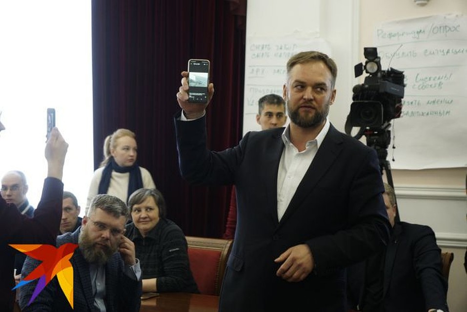 Пока шла встреча, на телефоны общественников приходила информация о том, что в сквере якобы продолжаются работы. Фото: Алексей БУЛАТОВ