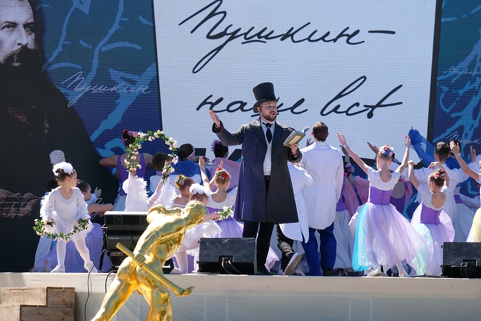 Сезон фонтанов открыли театральной постановкой. Фото: Артем КИЛЬКИН