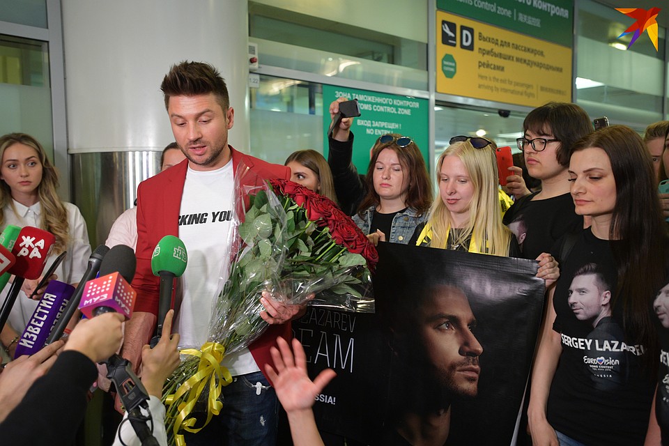 Лазарев смутился, но, тем не менее, сделал селфи почти со всеми желающими Фото: Михаил ФРОЛОВ