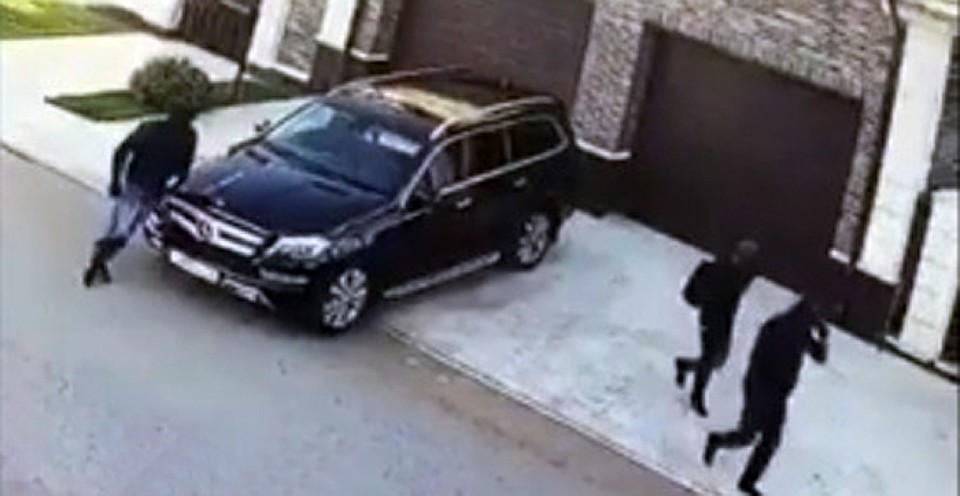 На камеры видеонаблюдения с соседних домов попали трое подозреваемых
