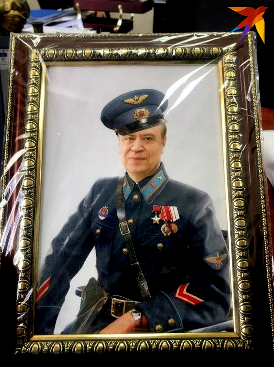 Чиновник в свое время был военным - страсть к форме, как говорится, осталась.