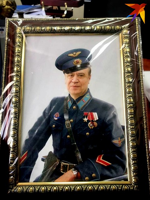 Чиновник в свое время был военным - страсть к форме, как говорится, осталась.