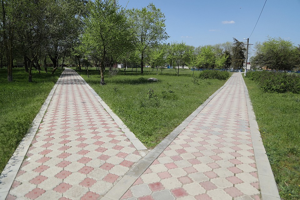 В центре села привели в порядок тротуары