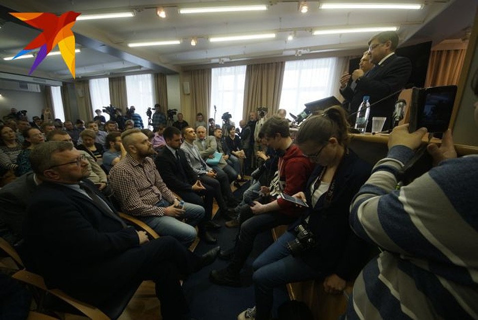 В начале встречи было объявлено, что говорить все будут без микрофона. Благодаря этому участники легко могли перебивать друг друга. Фото: Алексей БУЛАТОВ