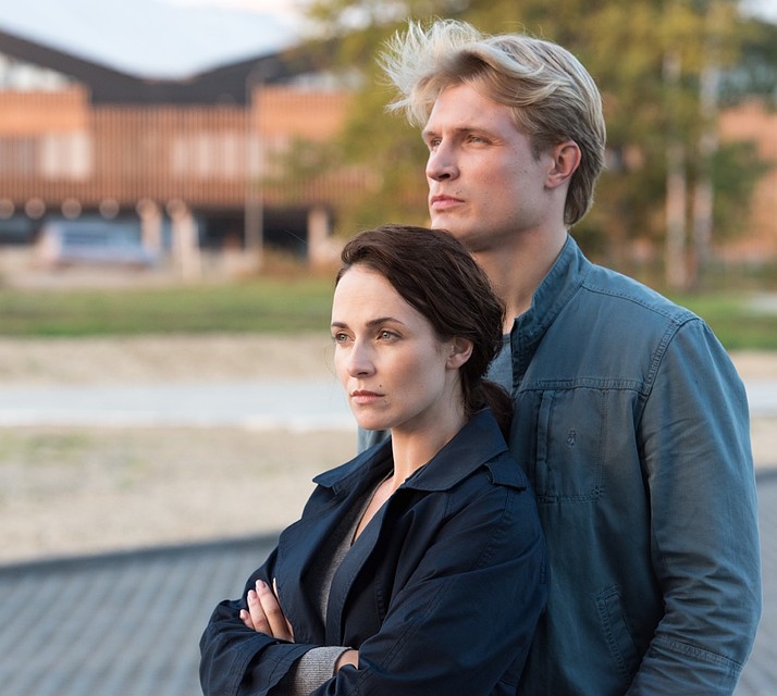 В центре сюжета сериала "Коп" - «наш» следователь Василиса Вихрева (Анна Снаткина) и сержант полиции США Джон Маккензи (Кирилл Зайцев).