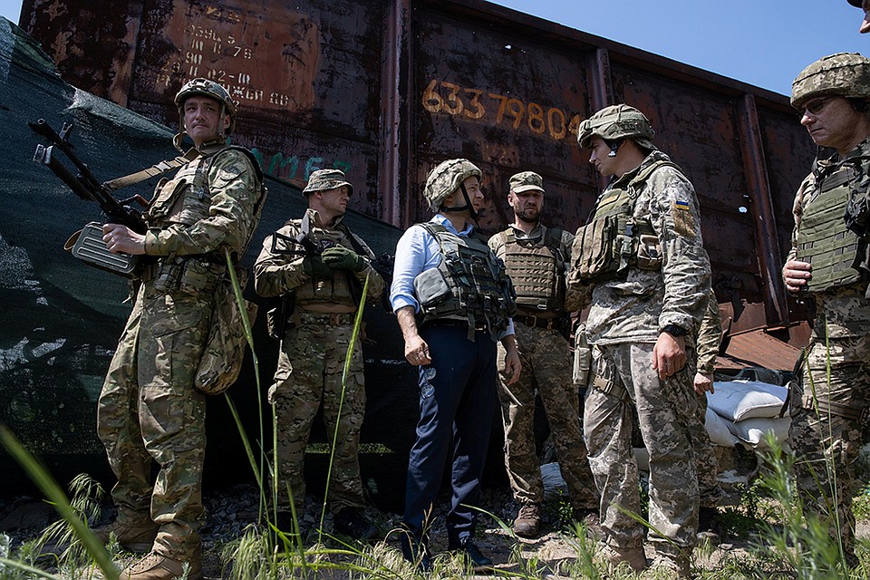 Зеленский в Донбассе пообщался с военными. Но не с мирными Фото: REUTERS