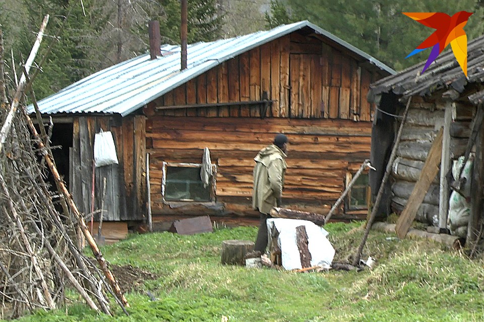 Когда Георгий услышал, что к Агафье приехали гости, он сам вышел к нам из избушки. Фото: Надежда ИЛЬЧЕНКО