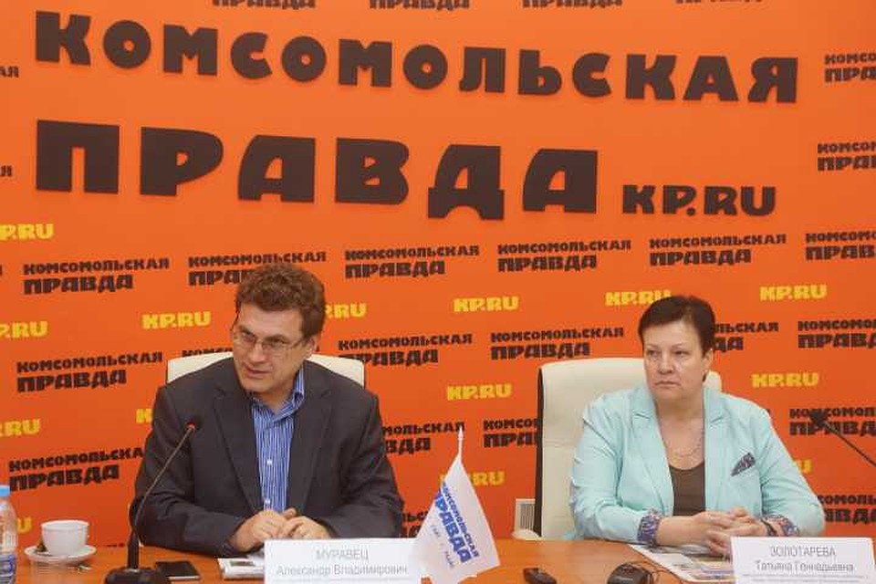 Александр Муравец и Татьяна Золотарева напоминают: курение убивает. Фото: Светлана МАКОВЕЕВА