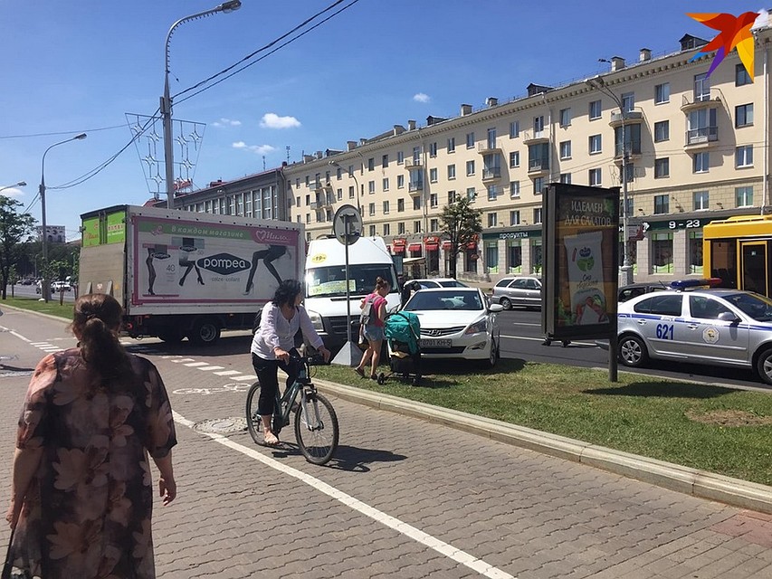 Движение на парковку возле торгового центра затруднено. Фото: Микита НЕДАВЕРКОВ