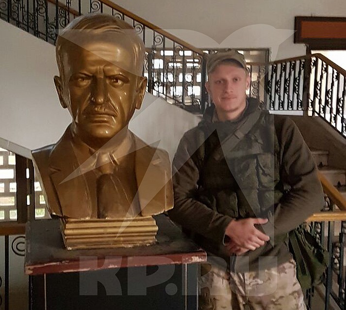 Никита во время службы в Сирии, с бюстом Хафеза Асада. Фото: Из личного архива