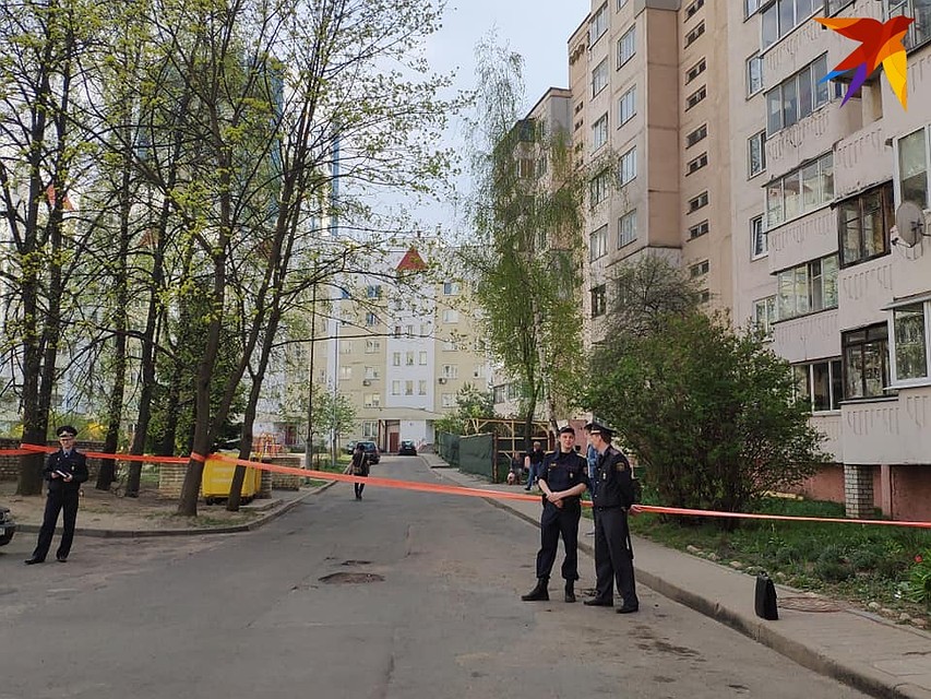 26 апреля жильцов пришлось эвакуировать из проблемного дома на несколько часов Фото: Дарья ЛОМОНОВСКАЯ