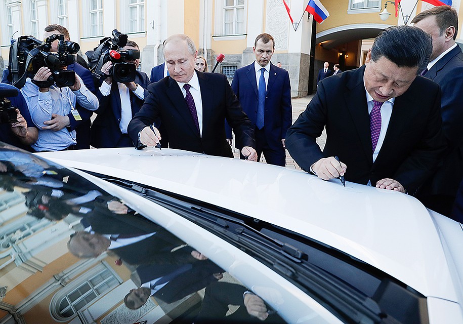 Владимир Путин и Си Цзиньпин оставляют автограф на автомобиле Haval на презентации инвестиционного проекта по строительству автомобильного завода китайского концерна Great Wall в Тульской области. Фото Михаил Метцель/ТАСС