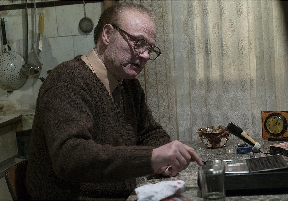 Академик Легасов живет в задрипанной однушке? Фото: кадр из фильма