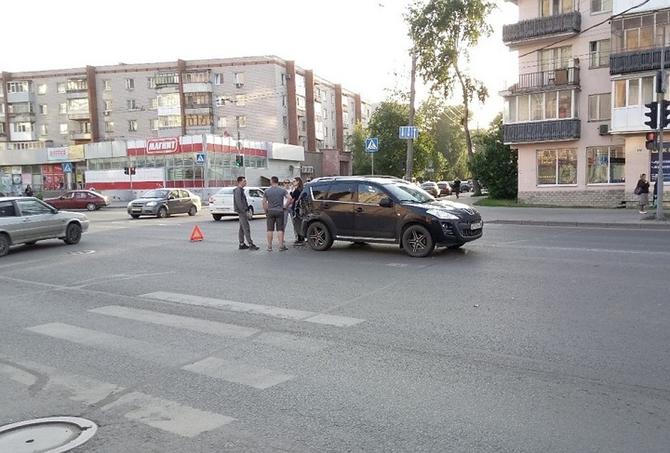 Участники аварии дружно тусили прямо на проезжей части. Фото: Иван Чухнин