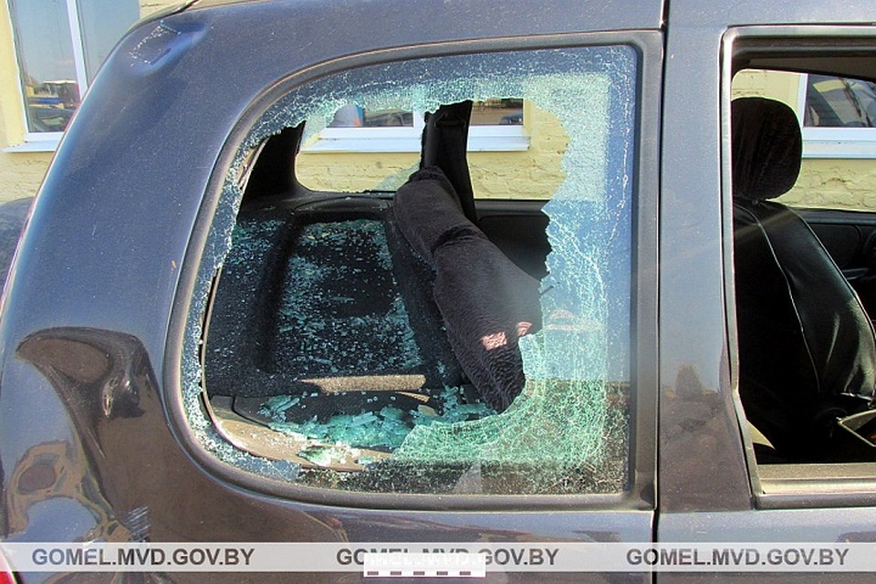 Машине агронома изрядно досталось от пьяного сельчанина. Фото: УВД Гомельского облисполкома.