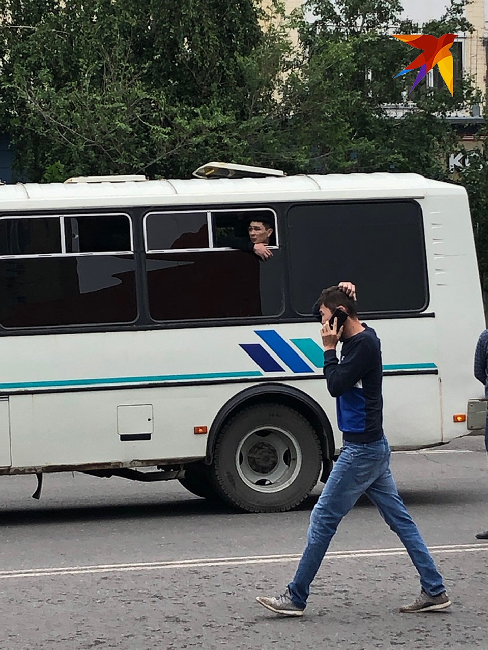 "Жертва режима" чувствует себя в автозаке вполне нормально и любопытствует, что там делают сотоварищи по протесту. Фото: Александр ГРИШИН