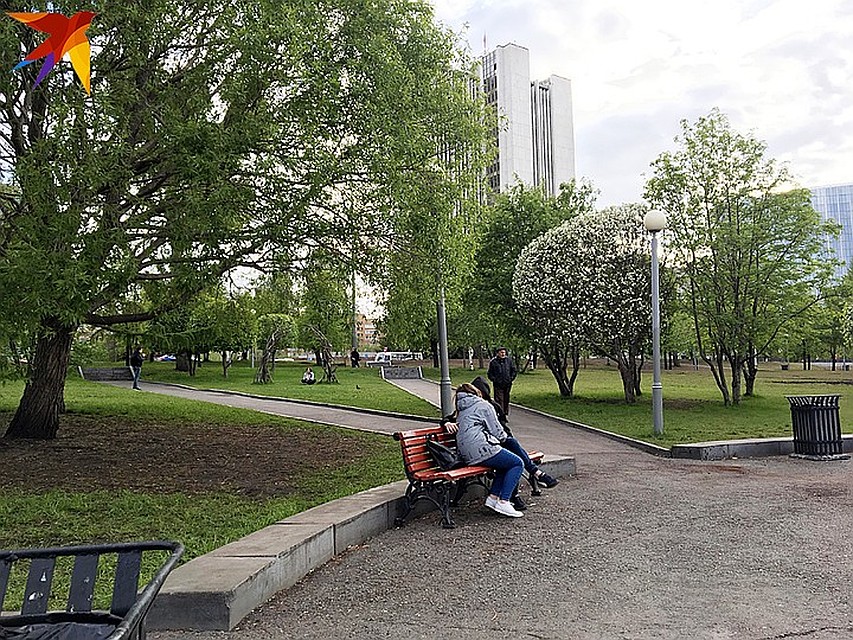 А это - правительство (небоскрёб за целующейся парочкой). То есть, это - самый сладкий центр. Фото: Ульяна СКОЙБЕДА