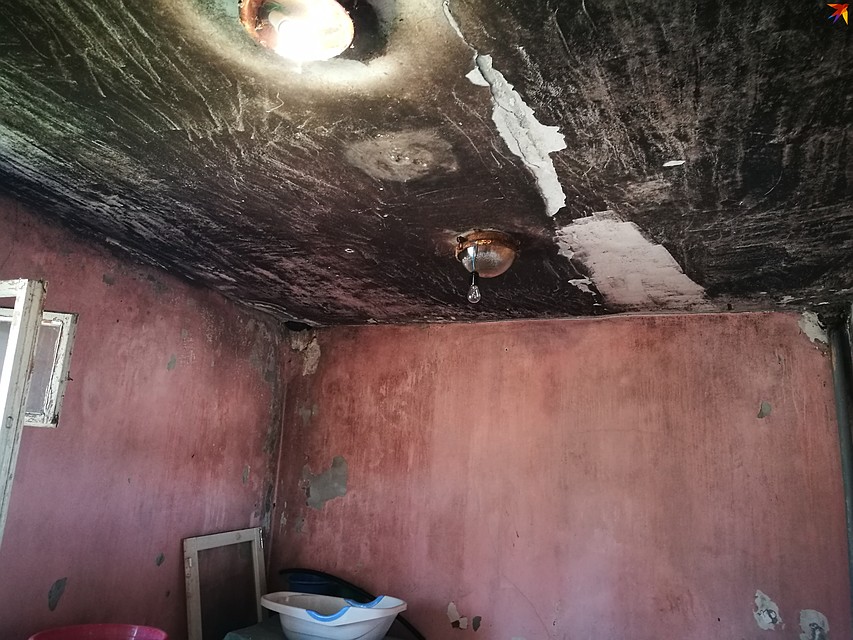 В общей умывальной и душевой плесень вообще расцвела. Фото: Инна ШЕРЕМЕТЬЕВА