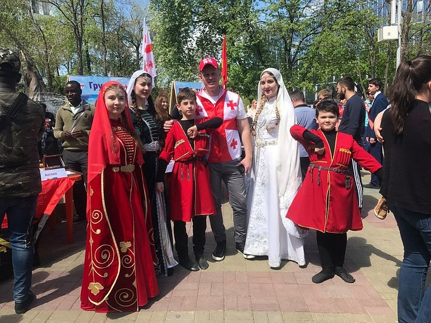Несколько поколений грузинской диаспоры на празднике в Уфе