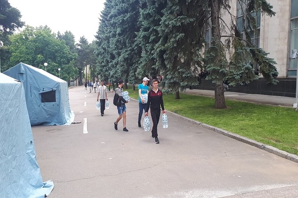 Пикетчикам несут воду. Фото: Леонид РЯБКОВ