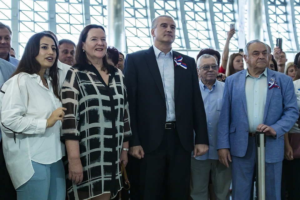 Среди почетных гостей - глава Крыма Сергей Аксенов, праправнучка художника Аманда Роджерс Фото: Наталья Гоцанюк