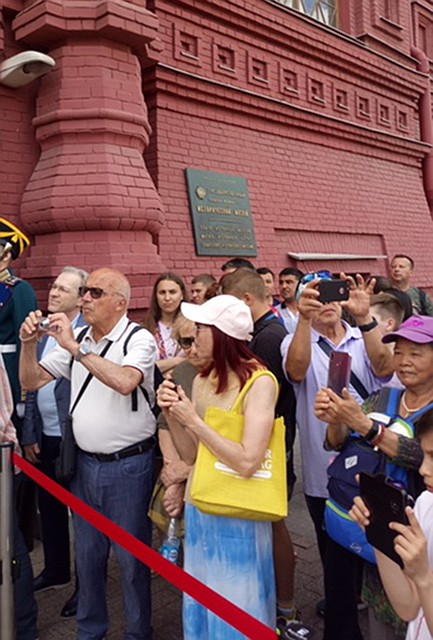 Торжественное открытие выставки. На Красной площади перед входом в Исторический музей играл духовой оркестр, приглашая публику посетить интересную экспозицию